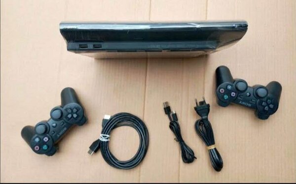 Console PlayStation avec manettes