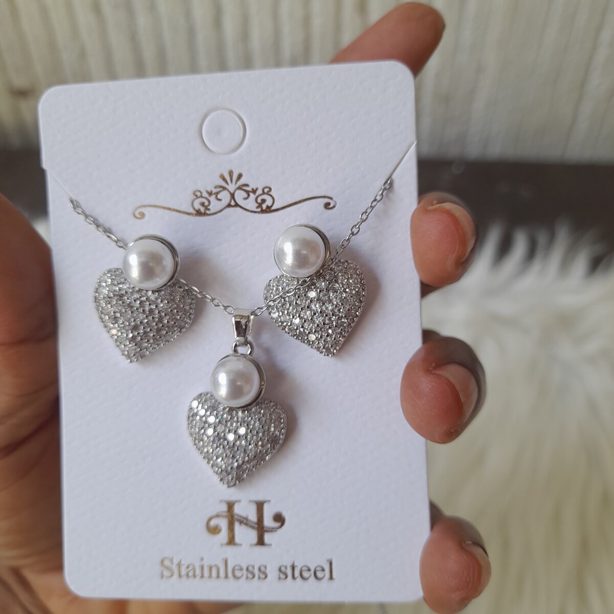 Boucle d'oreille et chaîne