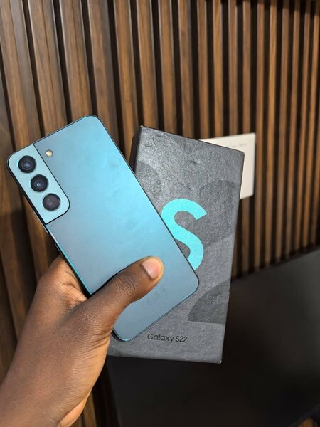 Samsung Galaxy S22 Smartphone