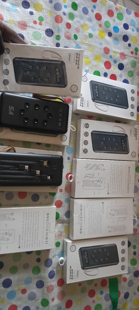 Power bank, 10000mAh comes with cables for all types of phon