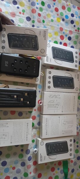 Power bank, 10000mAh comes with cables for all types of phon