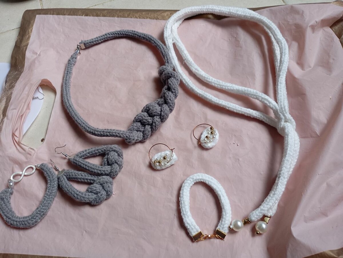 Lot de 26 bijoux artisanaux