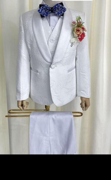 Costume élégant garçon