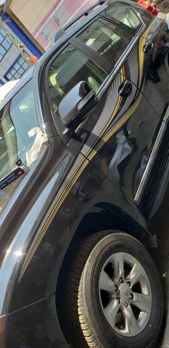 Land cruiser prado body line