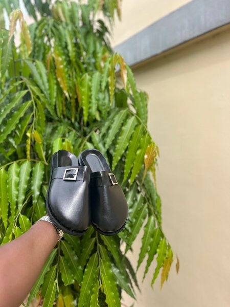 Mules en cuir noir élégantes