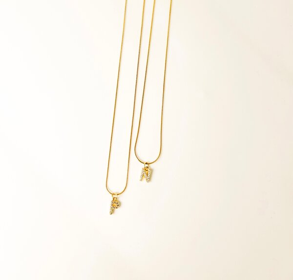 Collier ma lettre en strass ( personnalisable)