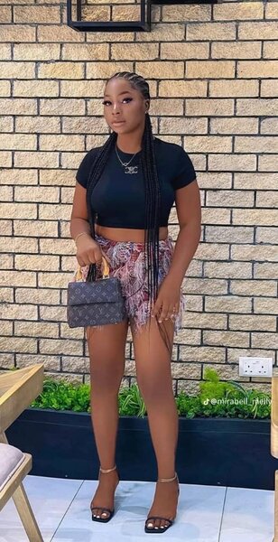 Mini-jupe à plumes tendance