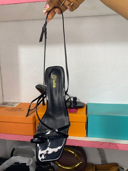 Sandales à talons lacées élégantes