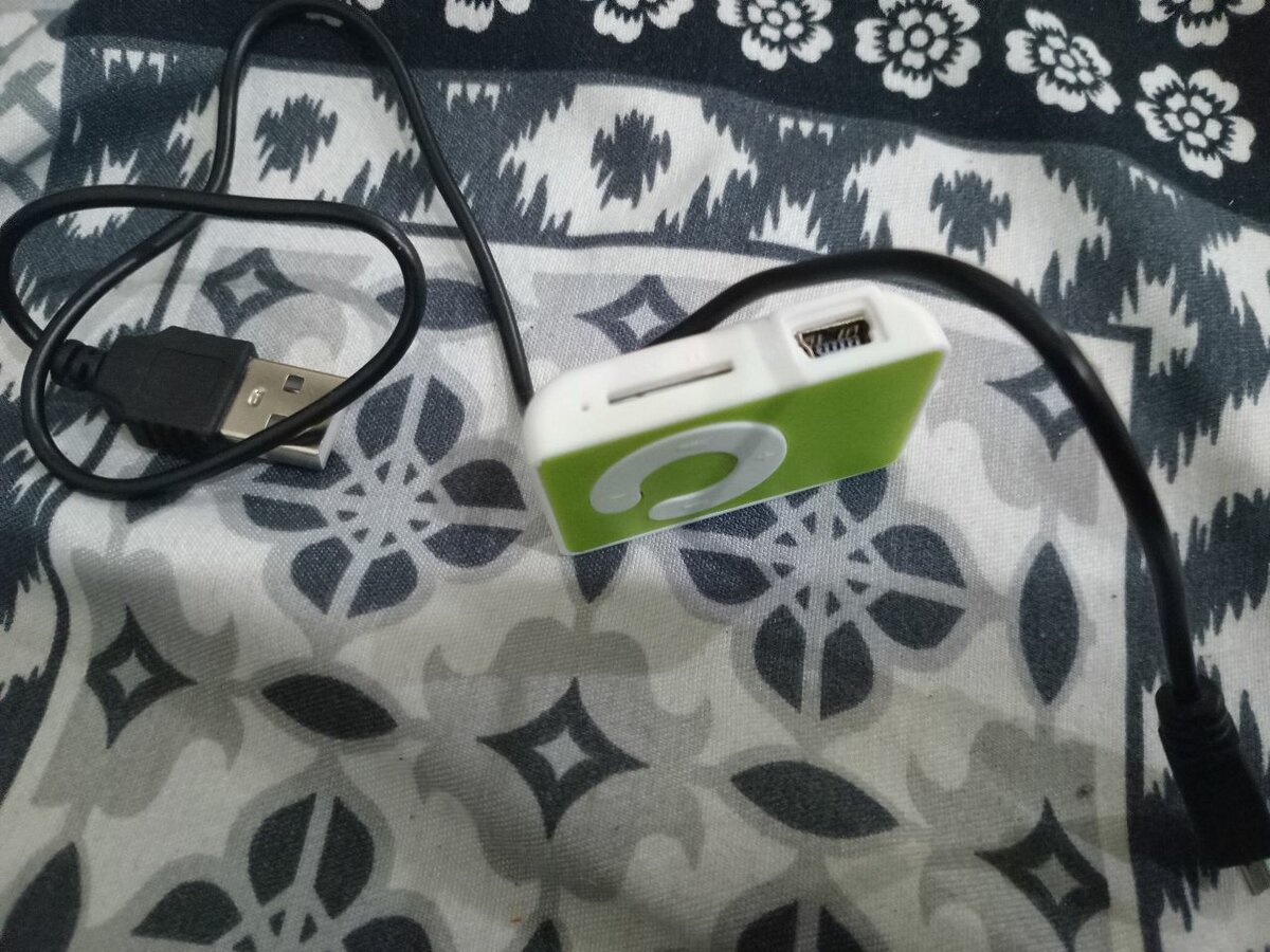 Mp3 player mini shuffle/ Orignal stereo with 32 gb sd card