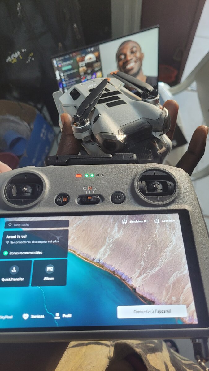 Drone avec télécommande intelligente