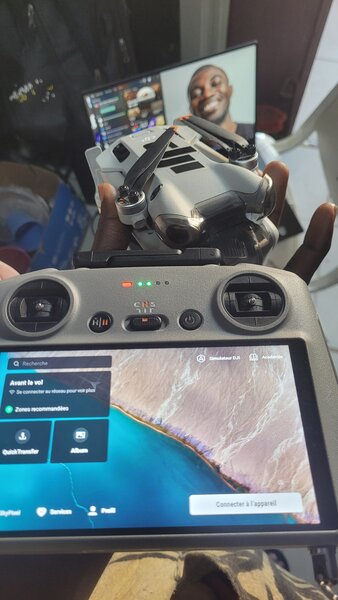 Drone avec télécommande intelligente