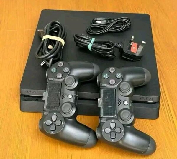 Console PS4 avec jeu et manettes