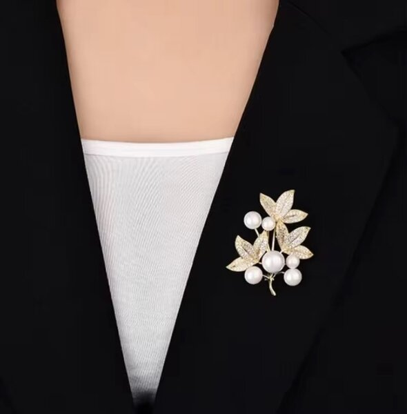 Broche élégante perles doré