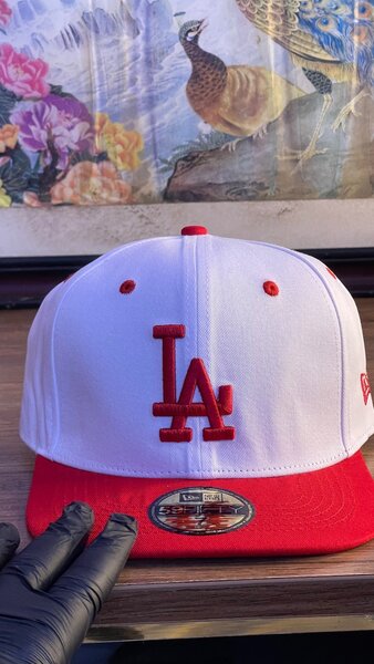 Casquette blanche et rouge LA