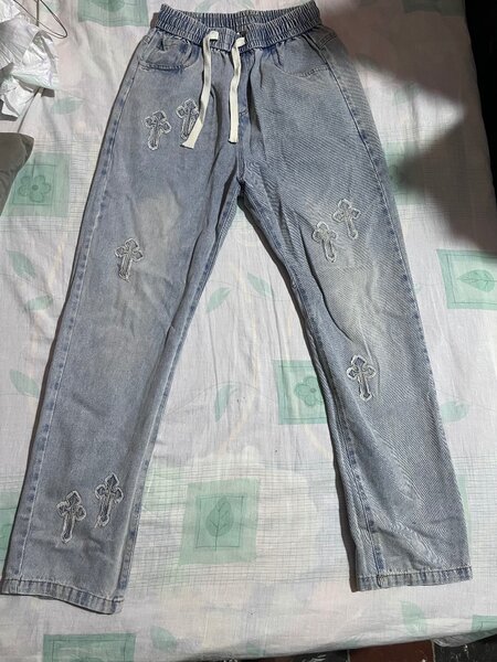 Jean décontracté à motifs croix