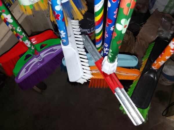 Balai multi-couleur avec motif floral