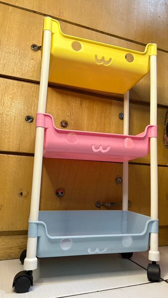 Étagère de rangement colorée