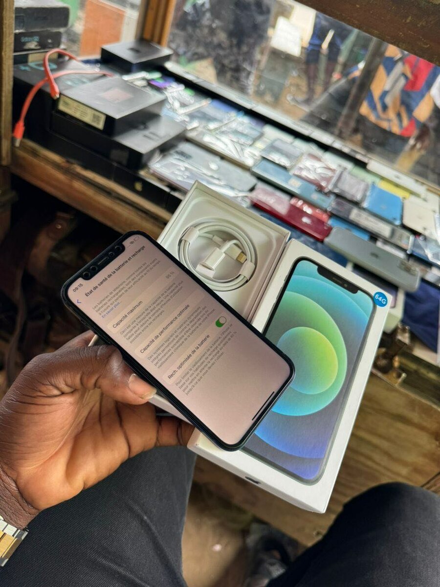 iPhone 12 64 giga tout passe propre