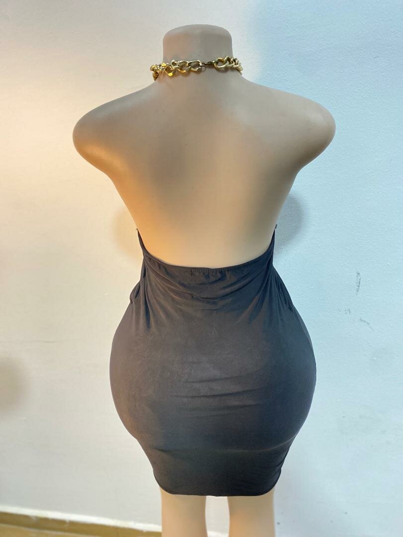 Robe noire élégante découpée