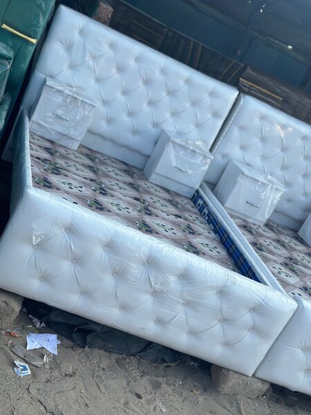 Lit double en cuir capitonné