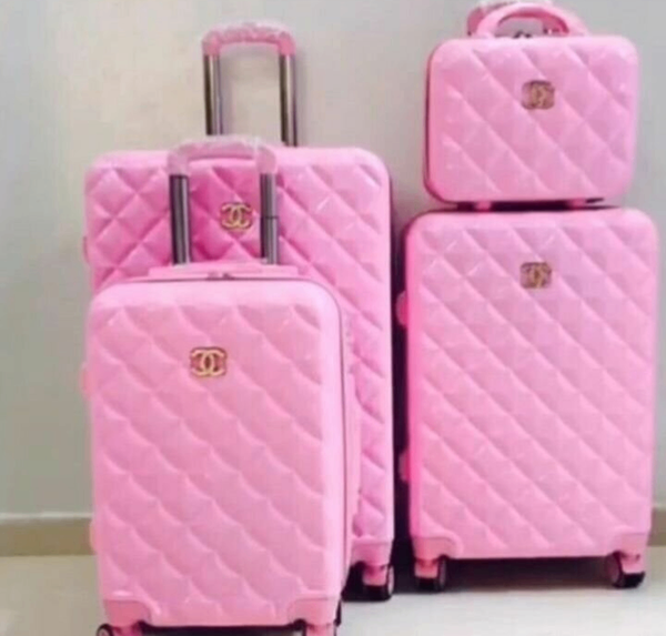 Set de valises roses élégantes
