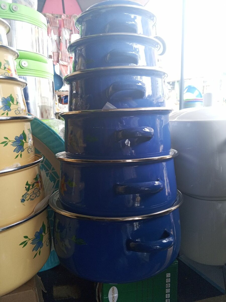 Marmites empilables en émail bleu