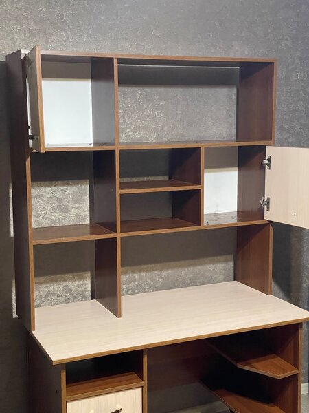 Крепкий детский стол с полками, сделанный в России