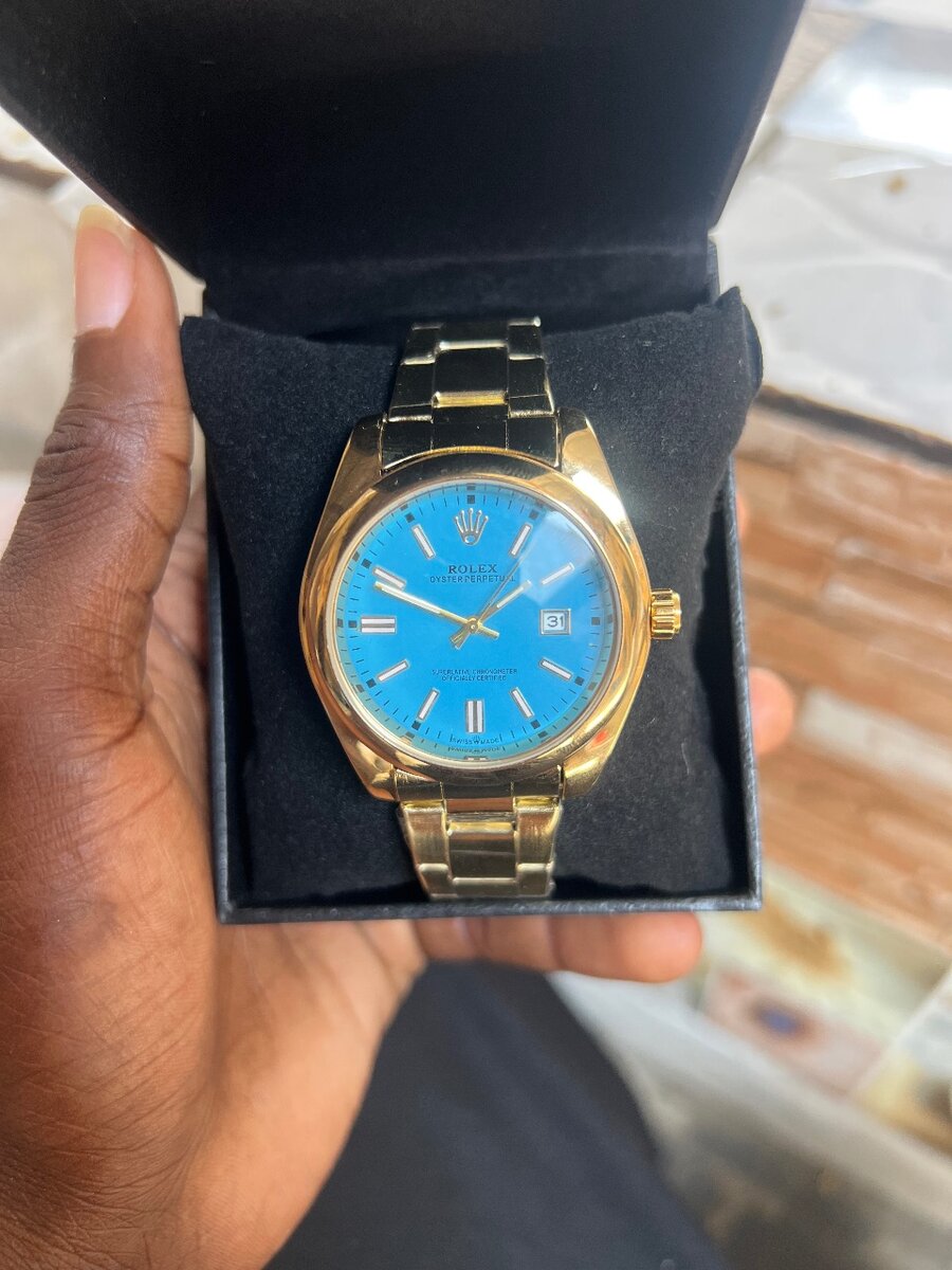 Montre en or avec cadran bleu