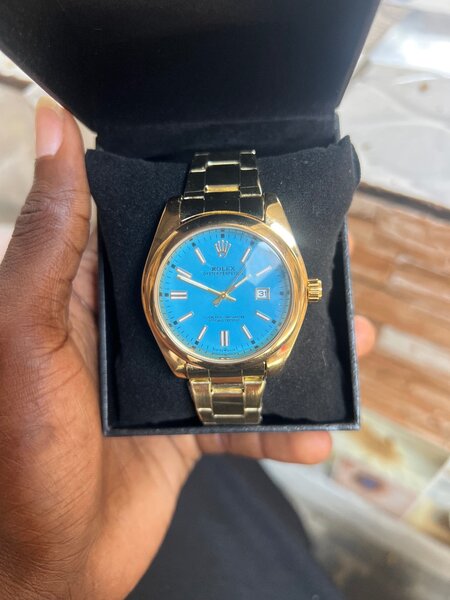 Montre en or avec cadran bleu