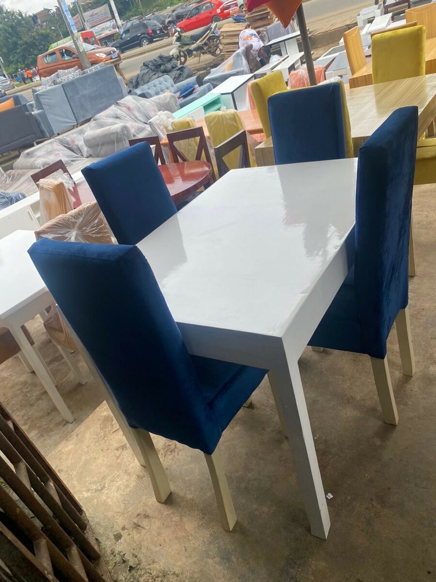 Table à manger de 4 chaises