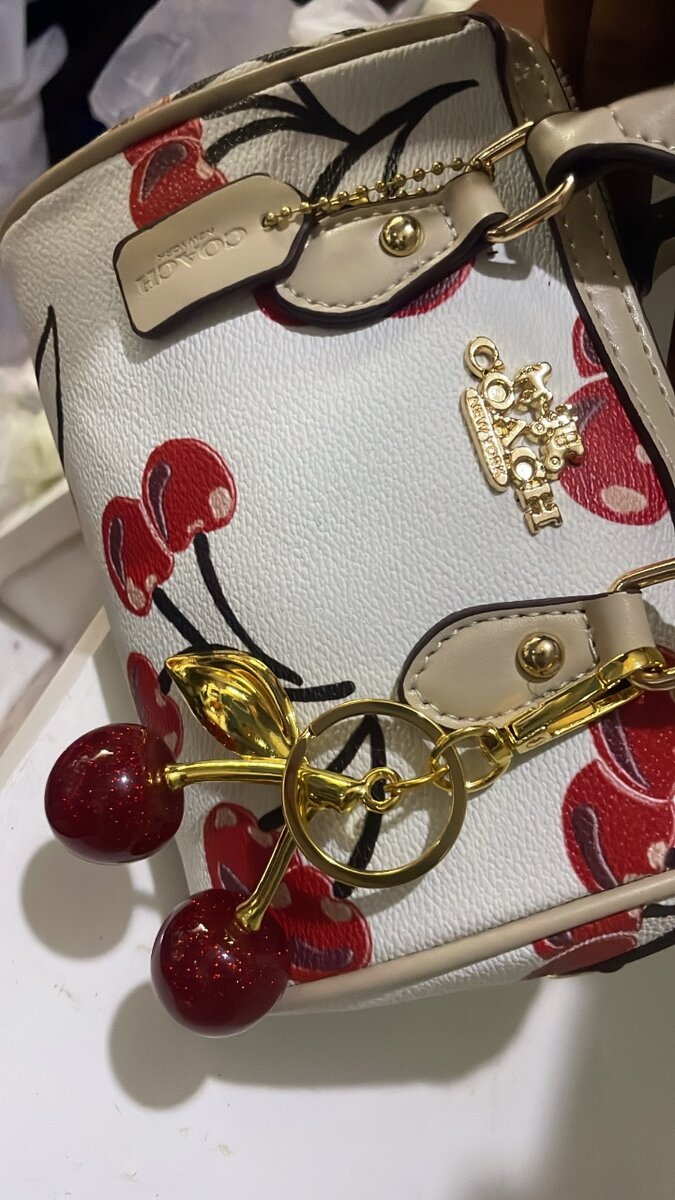 Sac à main cerise décoratif