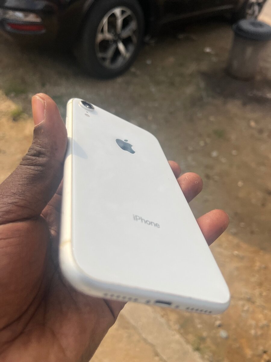 iPhone blanc avec écran Retina