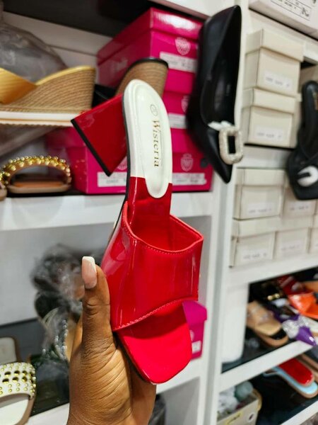 Sandales à talons rouges élégantes