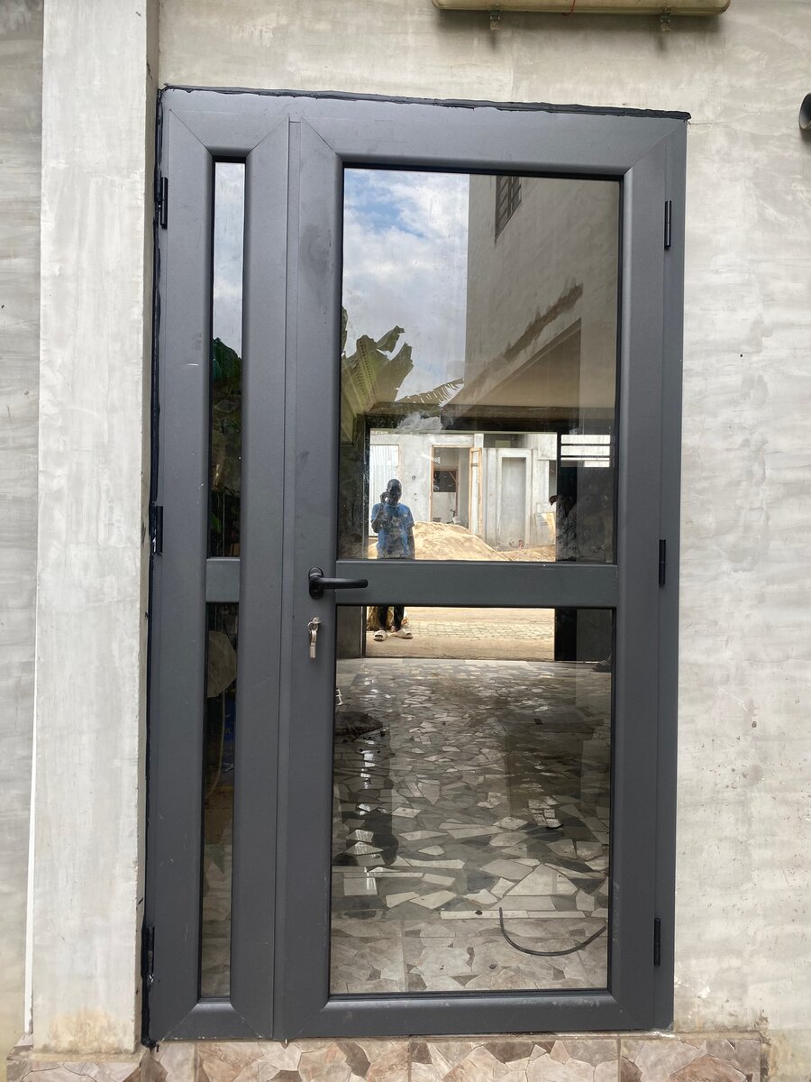 Porte en aluminium moderne