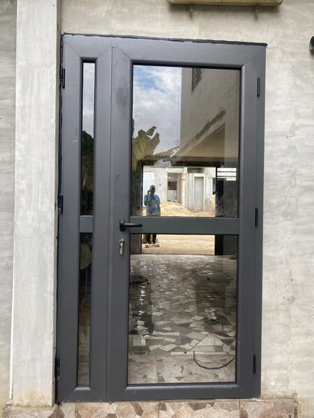 Porte en aluminium moderne