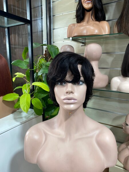 Perruque courte ondulée noire