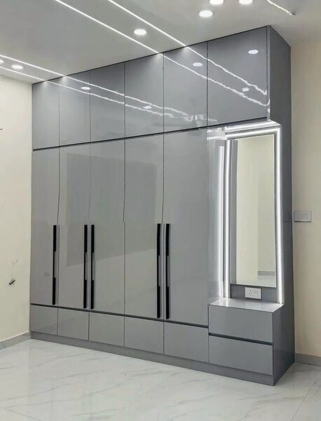 Armoire moderne avec miroir