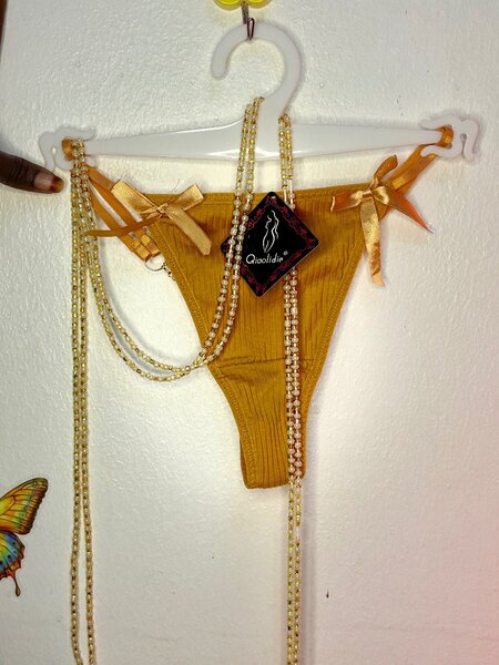 String de Luxe en Couleurs Vives