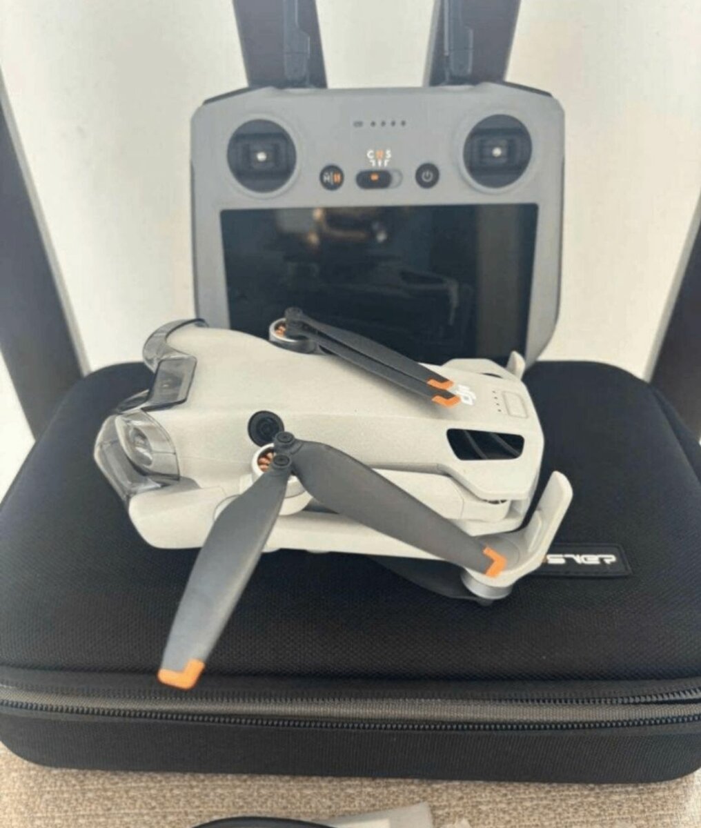 Drone compact avec télécommande