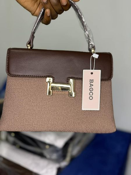 sac marron avec 2 poignées et matériel doré N BAGCO