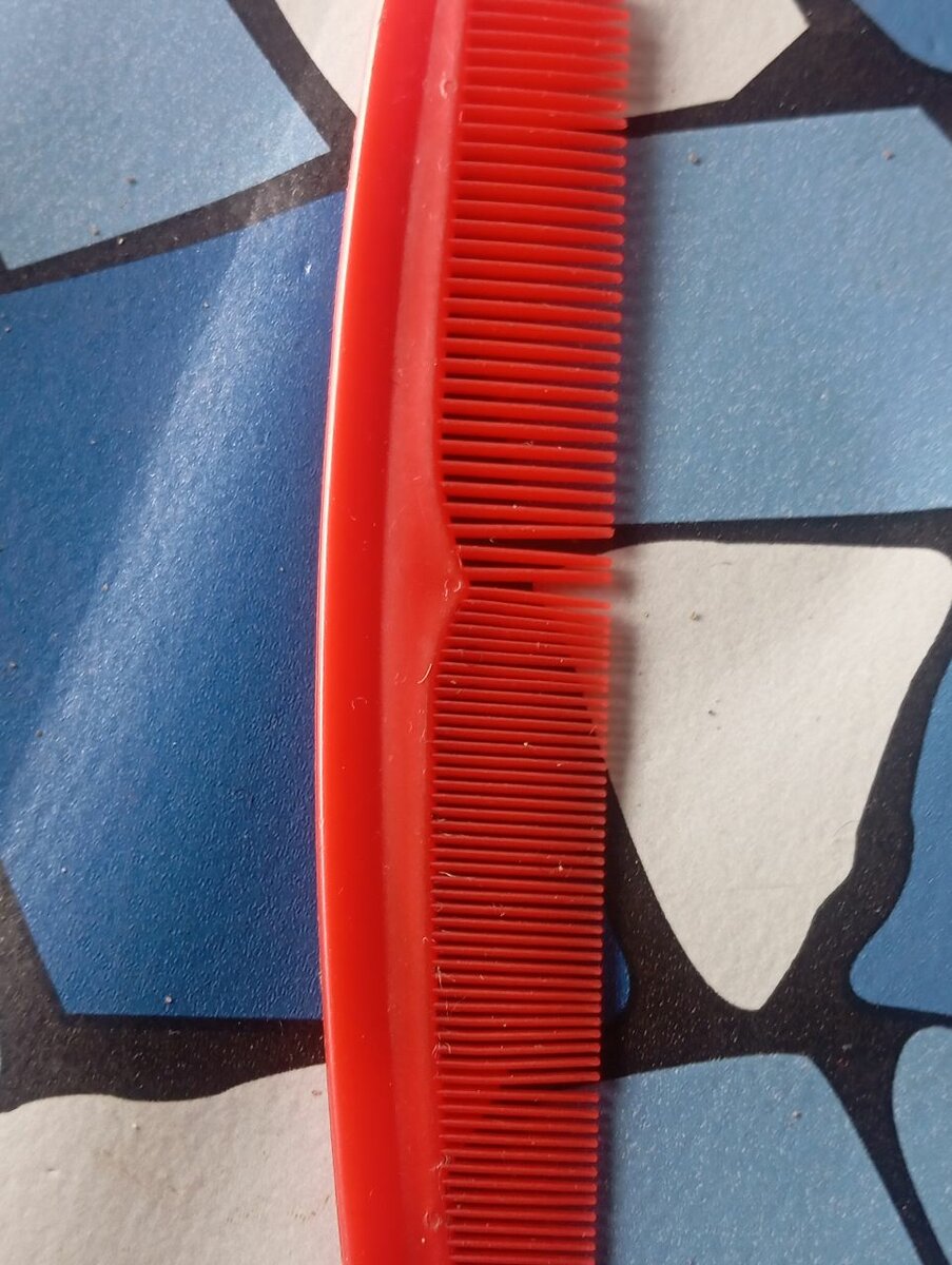 Peigne rouge
