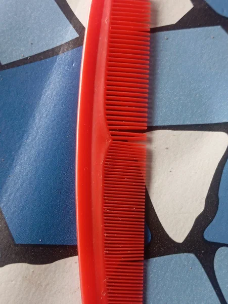 Peigne rouge