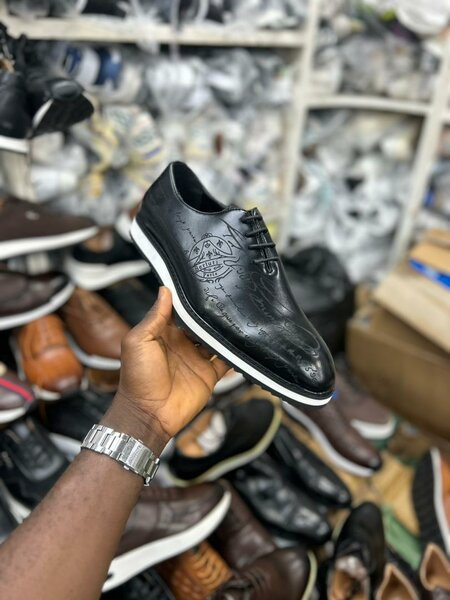 Chaussures habillées en cuir noir