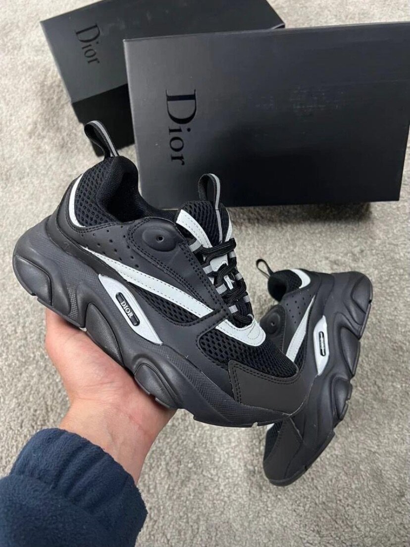 Paire de baskets Dior disponible