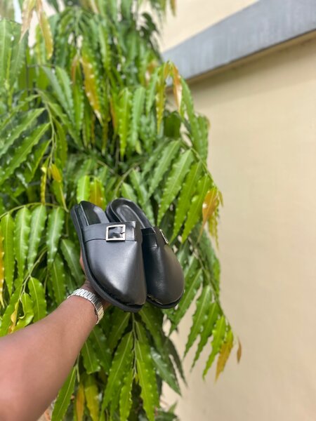 Mules en cuir noir élégantes