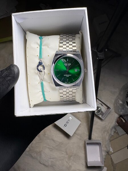 Montre élégante verte en acier