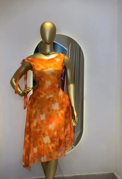Robe asymétrique orange élégante