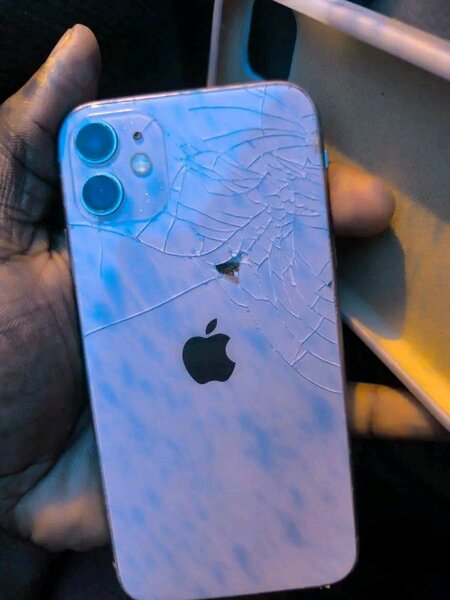 Smartphone avec écran brisé