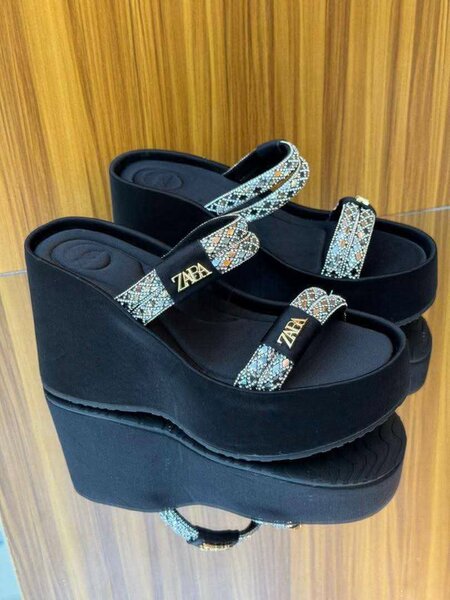 Tongs compensées glamour