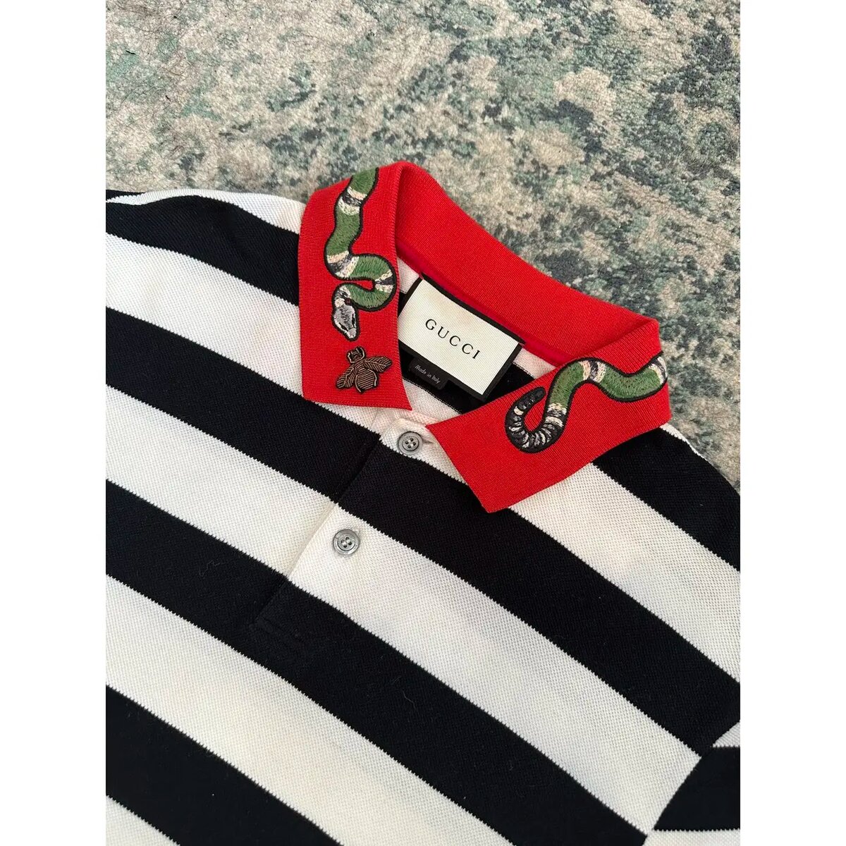 Polo rayé avec col serpent